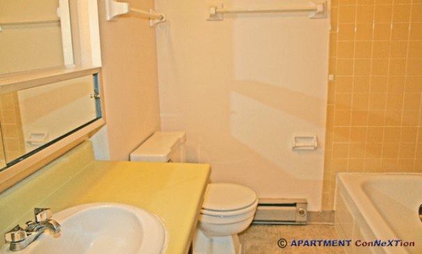 Full Bathroom with Tub/Shower