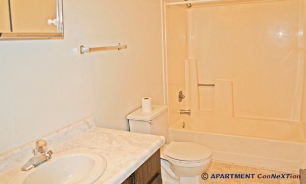 Full Bathroom with Tub/Shower