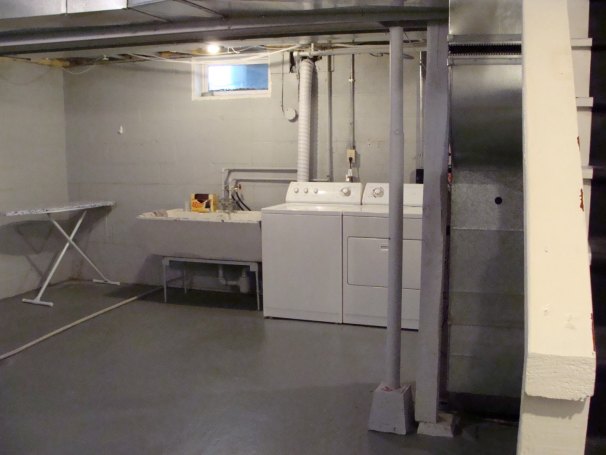 Open basement with washer/dryer