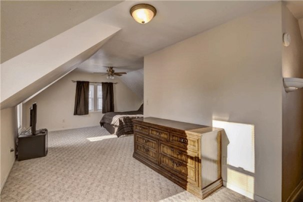 Master Bedroom (Upper Floor)